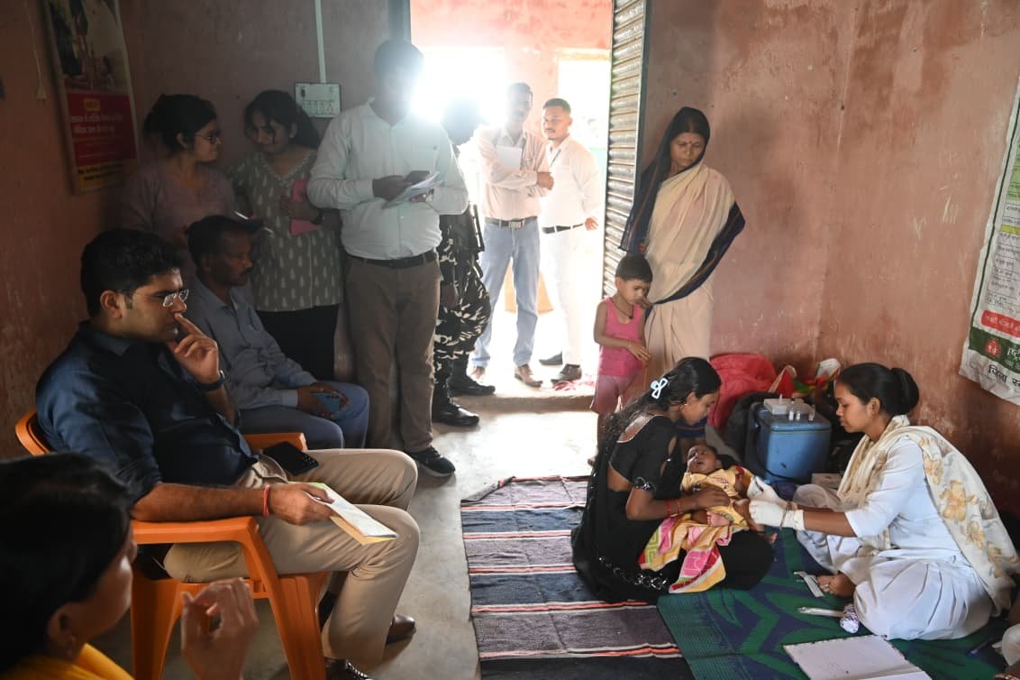 लोहरदगा के कुडू में कृषक पाठशाला, अस्पताल, कस्तूरबा विद्यालय और आंगनबाड़ी केंद्र का उपायुक्त ने किया निरीक्षण, कहा- सुविधाओं में लापरवाही बर्दाश्त नहीं, हर व्यवस्था को बनाएं मॉडल 1 2 2