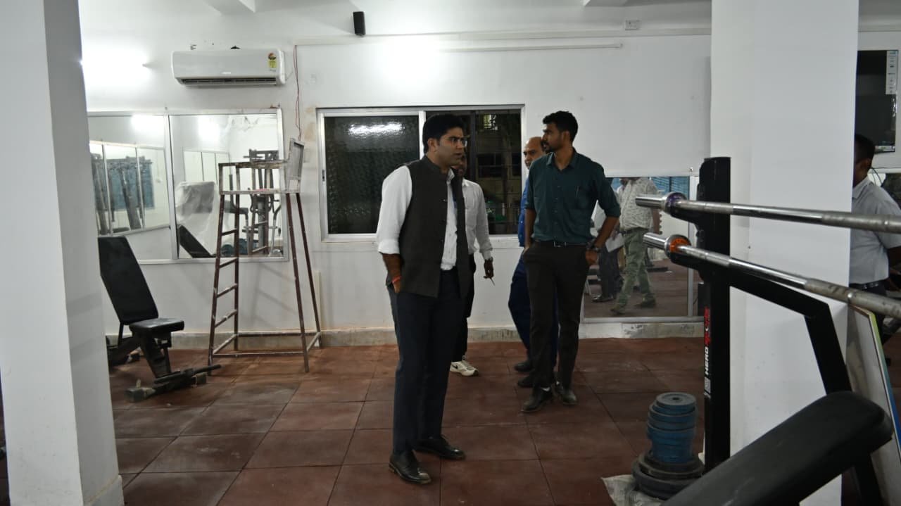 लोहरदगा में पेयजल परियोजना पर DC संदीप कुमार मीना की पैनी नजर: औचक निरीक्षण कर निर्माण कार्य में तेजी के दिए निर्देश 12 2