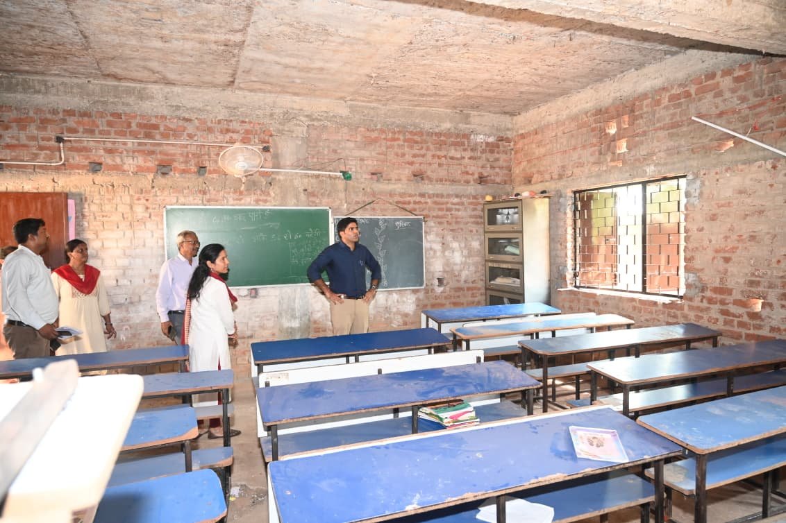 लोहरदगा के कुडू में कृषक पाठशाला, अस्पताल, कस्तूरबा विद्यालय और आंगनबाड़ी केंद्र का उपायुक्त ने किया निरीक्षण, कहा- सुविधाओं में लापरवाही बर्दाश्त नहीं, हर व्यवस्था को बनाएं मॉडल 18 20