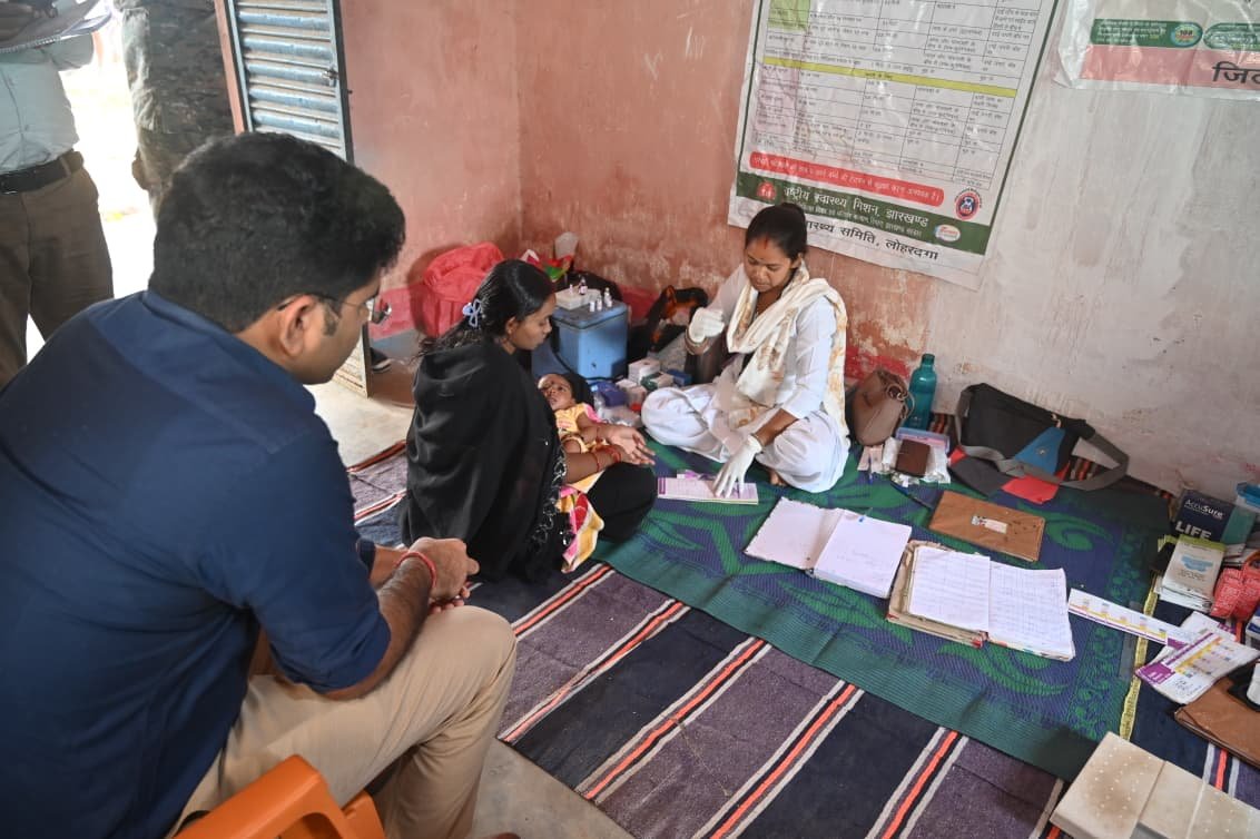 लोहरदगा के कुडू में कृषक पाठशाला, अस्पताल, कस्तूरबा विद्यालय और आंगनबाड़ी केंद्र का उपायुक्त ने किया निरीक्षण, कहा- सुविधाओं में लापरवाही बर्दाश्त नहीं, हर व्यवस्था को बनाएं मॉडल 2 3 2
