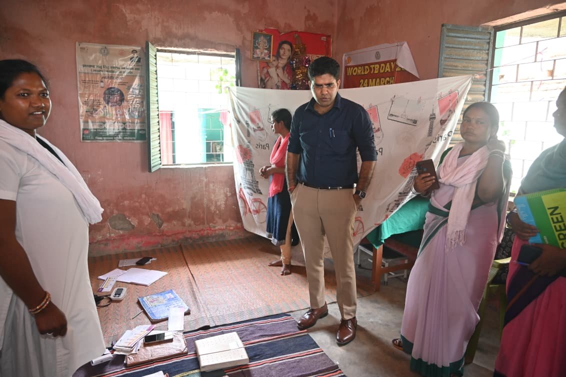 लोहरदगा के कुडू में कृषक पाठशाला, अस्पताल, कस्तूरबा विद्यालय और आंगनबाड़ी केंद्र का उपायुक्त ने किया निरीक्षण, कहा- सुविधाओं में लापरवाही बर्दाश्त नहीं, हर व्यवस्था को बनाएं मॉडल 4 5 1