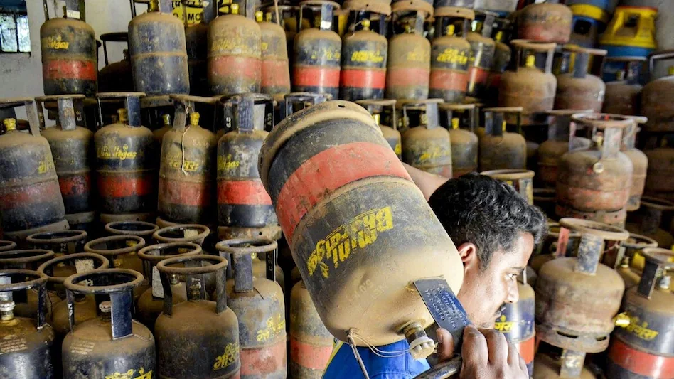 1 जून से बढ़े LPG के दाम, 42 रुपये महंगा हुआ कमर्शियल सिलेंडर, 6 माह में 97% महंगा हुआ LPG