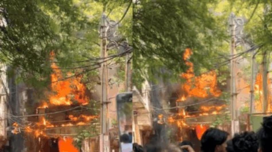 दिल्ली के मालवीय नगर में Flourish Inn लगी भीषण आग ,21 लोगों की मौत,मरने वालों में ज्यादातर विदेशी