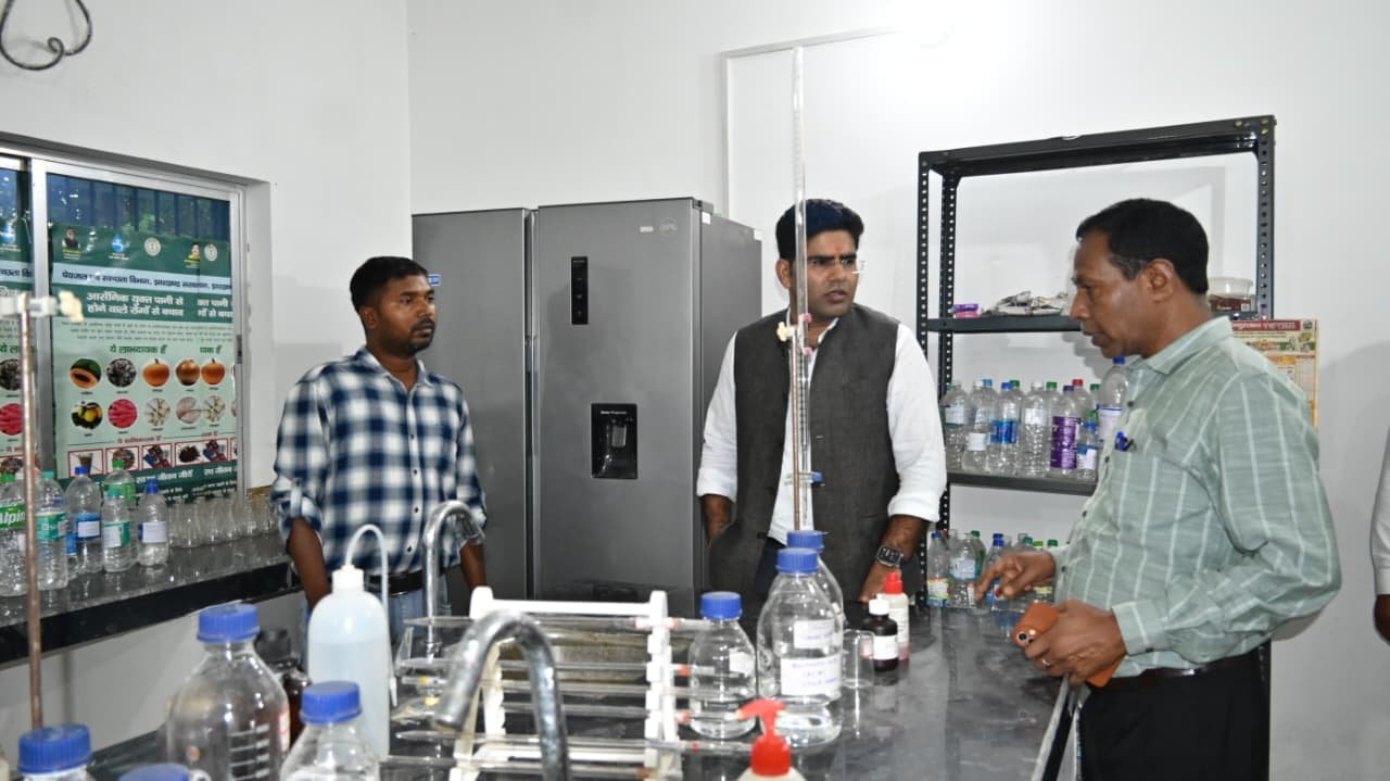 लोहरदगा में पेयजल परियोजना पर DC संदीप कुमार मीना की पैनी नजर: औचक निरीक्षण कर निर्माण कार्य में तेजी के दिए निर्देश 11 7