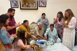लालू यादव के जन्मदिन पर तेजप्रताप का भावुक पोस्ट, तेजस्वी-राबड़ी के साथ आरजेडी अध्यक्ष ने काटा केक