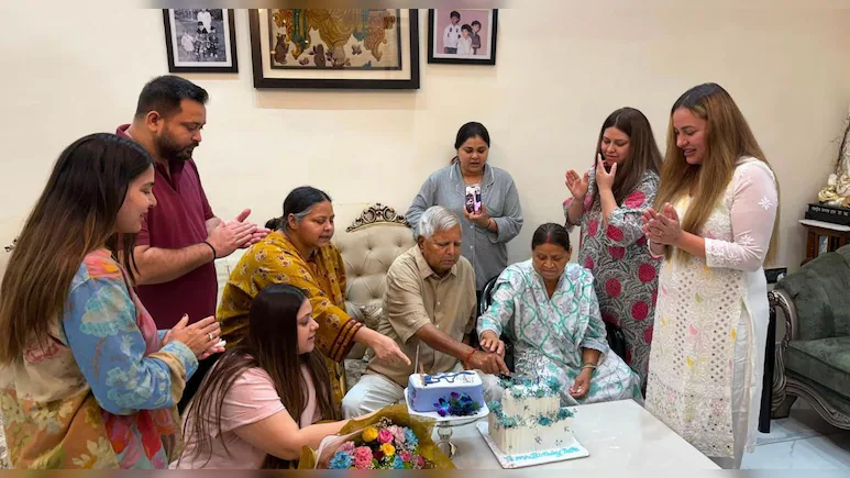 लालू यादव के जन्मदिन पर तेजप्रताप का भावुक पोस्ट, तेजस्वी-राबड़ी के साथ आरजेडी अध्यक्ष ने काटा केक