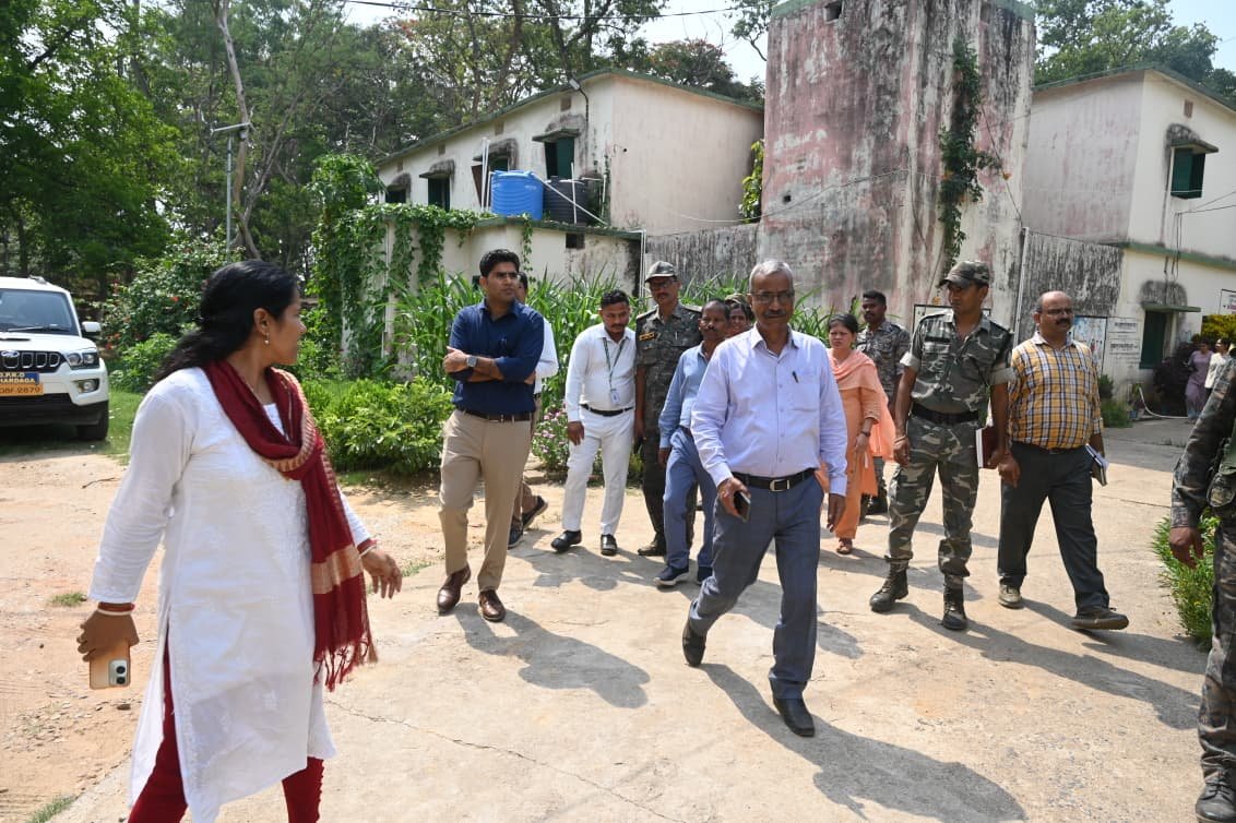 लोहरदगा के कुडू में कृषक पाठशाला, अस्पताल, कस्तूरबा विद्यालय और आंगनबाड़ी केंद्र का उपायुक्त ने किया निरीक्षण, कहा- सुविधाओं में लापरवाही बर्दाश्त नहीं, हर व्यवस्था को बनाएं मॉडल 7 8 2