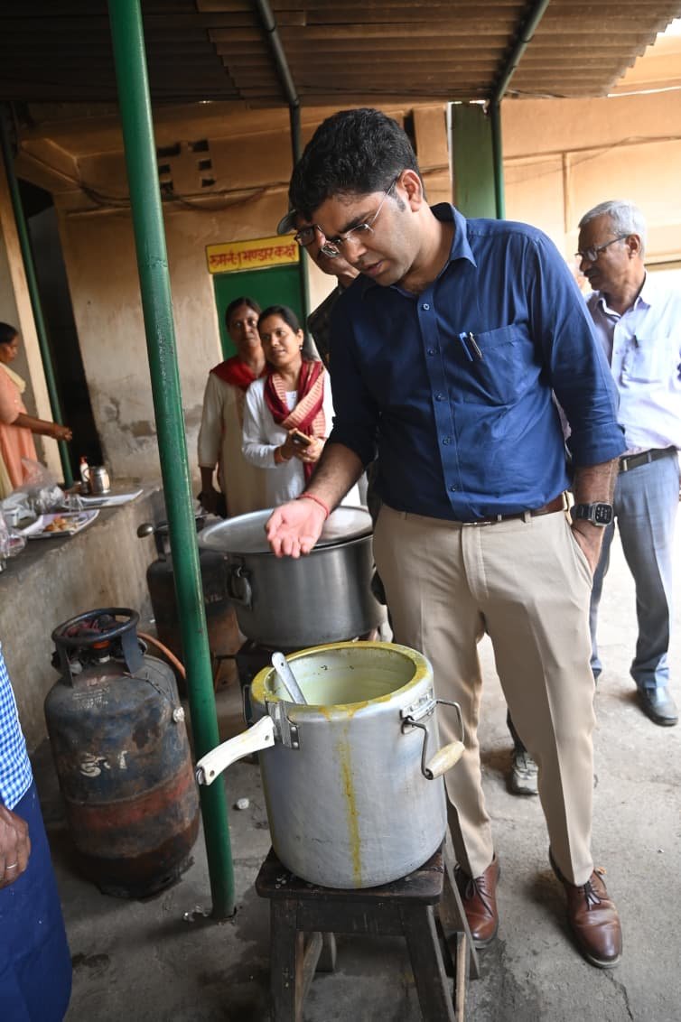 लोहरदगा के कुडू में कृषक पाठशाला, अस्पताल, कस्तूरबा विद्यालय और आंगनबाड़ी केंद्र का उपायुक्त ने किया निरीक्षण, कहा- सुविधाओं में लापरवाही बर्दाश्त नहीं, हर व्यवस्था को बनाएं मॉडल 8 9 2