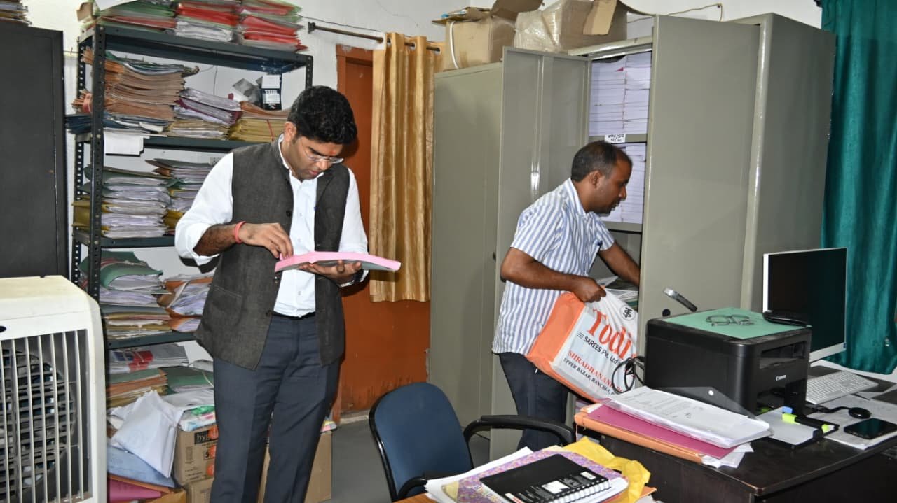 लोहरदगा में पेयजल परियोजना पर DC संदीप कुमार मीना की पैनी नजर: औचक निरीक्षण कर निर्माण कार्य में तेजी के दिए निर्देश 4 9