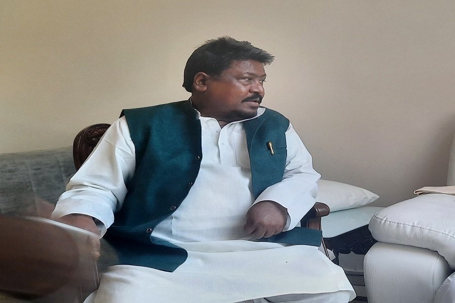 झारखंड में पूर्व मंत्री दुलाल भुईयां के घर लाखों की चोरी, नौकर पर लगा आरोप, प्राथमिकी दर्ज