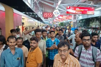 मुगमा के पास मालगाड़ी बेपटरी, राजधानी सहित कई ट्रेनों का परिचालन बाधित, धनबाद स्टेशन पर यात्रियों का हंगामा