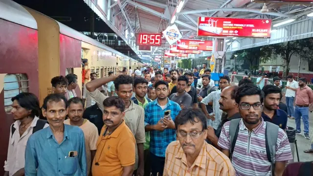 मुगमा के पास मालगाड़ी बेपटरी, राजधानी सहित कई ट्रेनों का परिचालन बाधित, धनबाद स्टेशन पर यात्रियों का हंगामा
