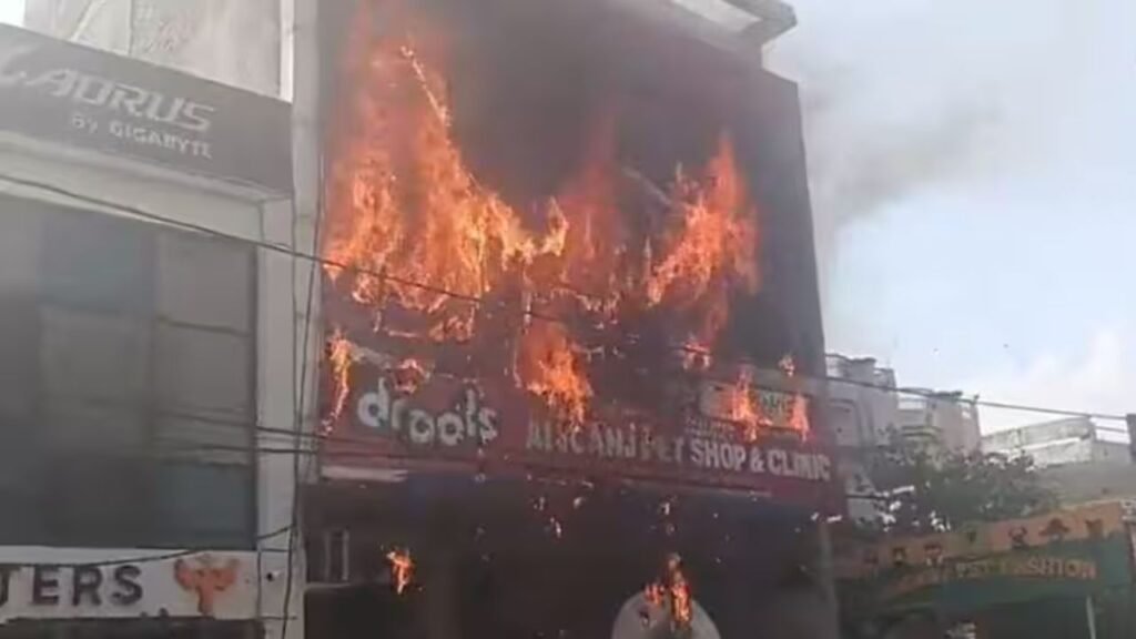 लखनऊ के एक बिल्डिंग में लगी भीषण आग,15 लोगों की मौत, जान बचाने को गेमिंग जोन की छत से कूदे लोग