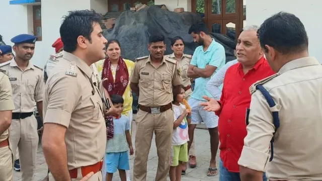 मोकामा में अनंत सिंह को चुनौती देने वाले सोनू-मोनू के घर छापेमारी, पुलिस ने पिता प्रमोद सिंह को किया अरेस्ट