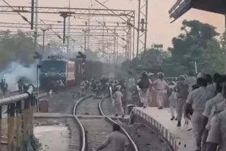 पटना के पाटलिपुत्रा स्टेशन पर अभ्यर्थियों का उग्र प्रदर्शन, जमकर हुई तोड़फोड़-पत्थरबाजी, पुलिस ने दागे आंसू गैस के गोले