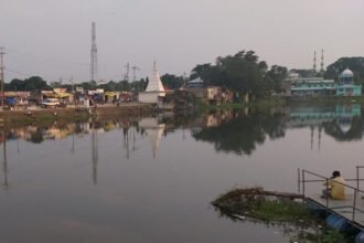 लोहरदगा के बड़ा तालाब में बड़ा खेल: एकरारनामा खत्म, टेंडर से पहले मछली निकासी पर उठे गंभीर सवाल