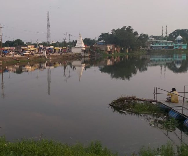 लोहरदगा के बड़ा तालाब में बड़ा खेल: एकरारनामा खत्म, टेंडर से पहले मछली निकासी पर उठे गंभीर सवाल