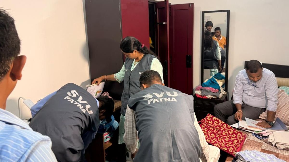 बिहार टेंडर घोटालाःनिलंबित IAS अधिकारी योगेश और अभिलाषा के घर SVU की रेड, दोनों फरार 2 SVU Raid 1 1781842405231