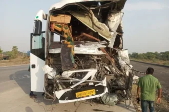 वाराणसी से रांची आ रही बस दुर्घटनाग्रस्त, औरंगाबाद में डंपर को पीछे से मारी टक्कर, एक की मौत 22 घायल