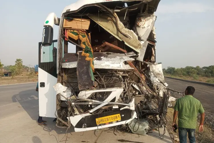 वाराणसी से रांची आ रही बस दुर्घटनाग्रस्त, औरंगाबाद में डंपर को पीछे से मारी टक्कर, एक की मौत 22 घायल