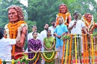 हूल दिवस पर मुख्यमंत्री हेमंत सोरेन ने शहीदों को किया नमन, कल्पना सोरेन के साथ विद्रोह के महानायक अमर वीर शहीद सिदो-कान्हू को दी श्रद्धांजलि