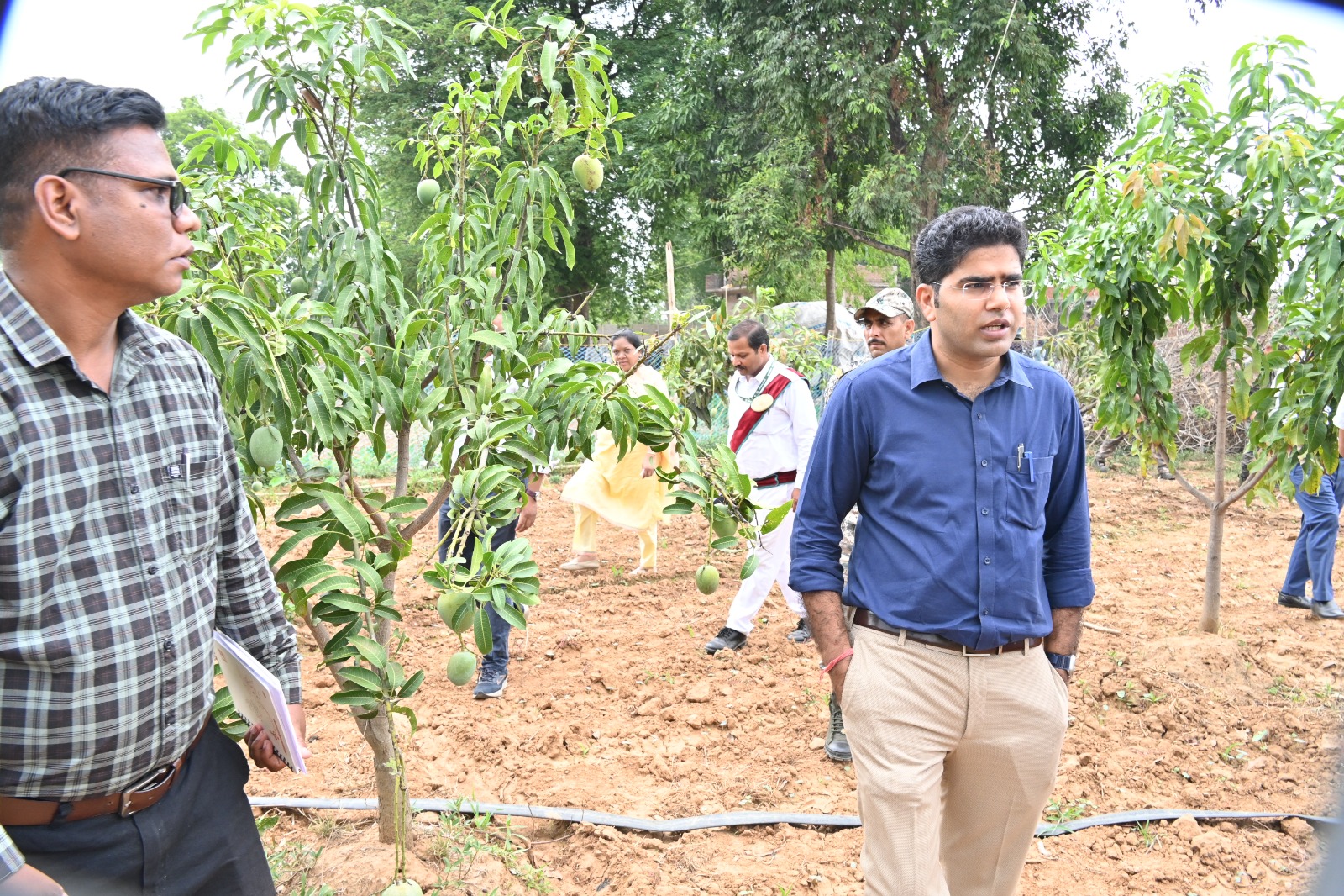लोहरदगा के किस्को प्रखंड का दौरा कर DC ने स्कूल, गोबरधन संयंत्र, आम बागवानी, पंचायत भवन, मल्टीपर्पस सेंटर और खेल स्टेडियम का किया निरीक्षण, कहा- शिक्षा, खेल, कृषि और जनकल्याण योजनाओं में नहीं हो लापरवाही 1 WhatsApp