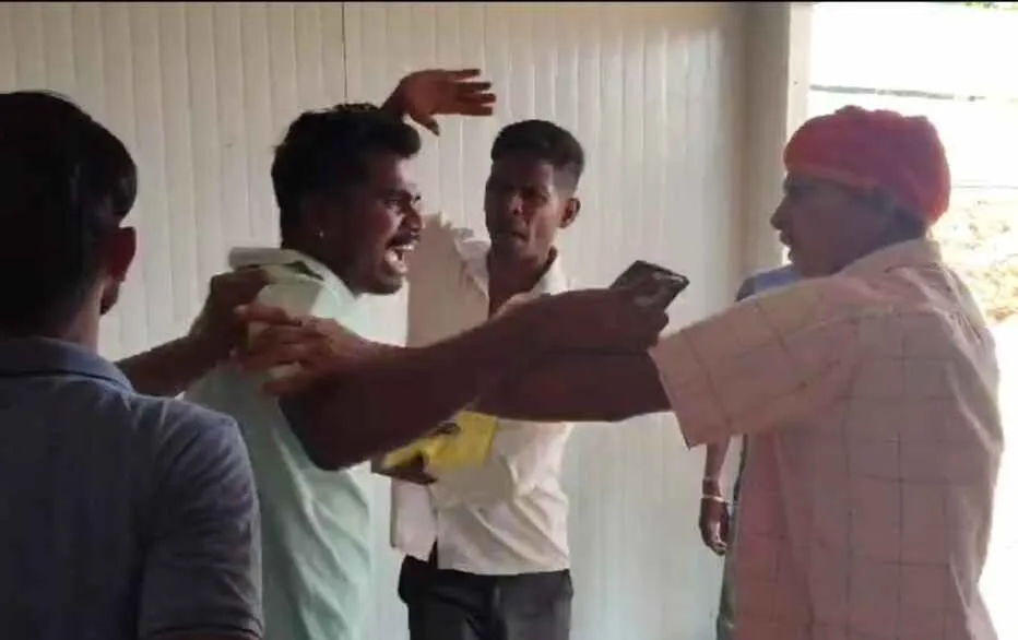 गुमला में कंपनी के मजदूरों ने एचआर मैनेजर और कर्मचारी को पीटा, बकाया भुगतान नहीं मिलने पर हंगामा