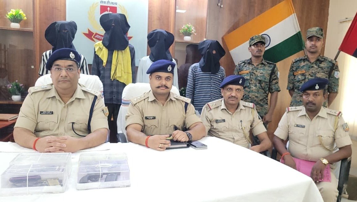चतरा में बड़ी लूट की साजिश नाकाम, चार अंतरराज्यीय अपराधी हथियारों के साथ गिरफ्तार