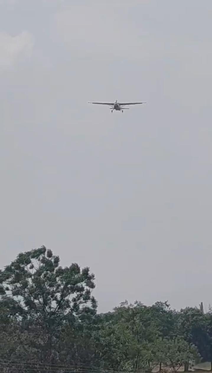 VIDEO:लोहरदगा के भंडरा में जमीन के काफी करीब से गुजरा चार्टर्ड प्लेन, पेड़ और मोबाइल टावर के पास से गुजरने पर दहशत में आये लोग 2 WhatsApp Image 2026 06 07 at 2.14.14 PM