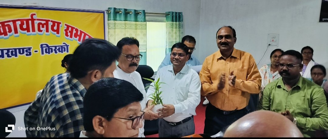 लोहरदगा सांसद सुखदेव भगत ने किस्को प्रखंड सभागार में की समीक्षा बैठक, कहा-जनता की समस्याओं का त्वरित समाधान हमारी सर्वोच्च प्राथमिकता 4 WhatsApp Image 2026 06 09 at 7.45.31 PM
