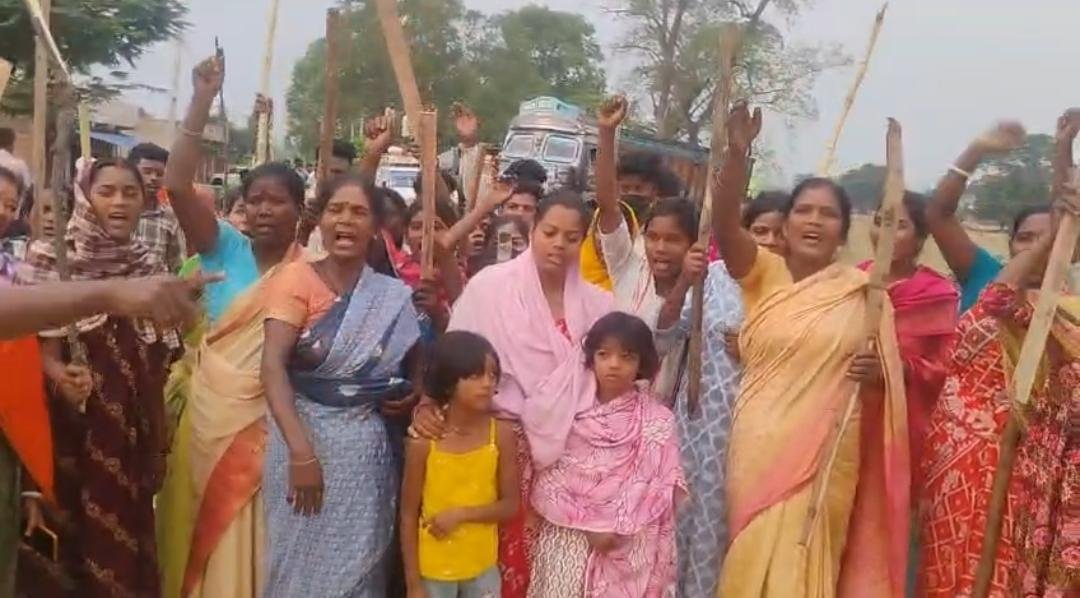 चतरा के सिमरिया में कोल वाहन ने मोटरसाइकिल सवार को रौंदा, मौत, ग्रामीणों ने किया सड़क जाम