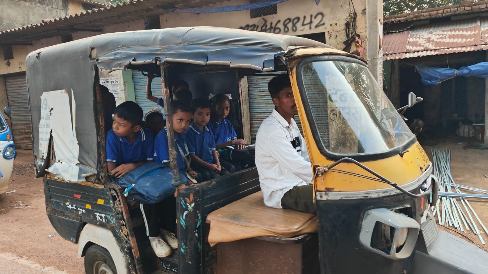 लोहरदगा में बॉक्साइड परिवहन से हेसल में सड़क जाम, आम जनता परेशान, सूरज अग्रवाल ने कहा- व्यवस्था सुधारे हिंडाल्को नहीं तो होगा आंदोलन 3 WhatsApp Image 2026 06 13 at 6.48.55 PM