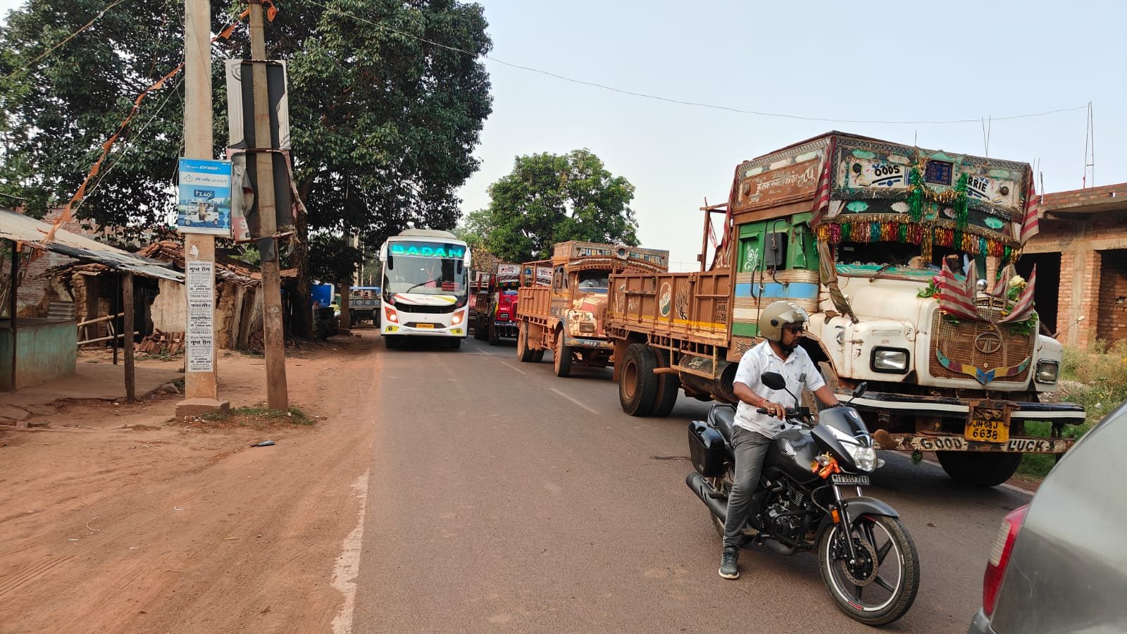 लोहरदगा में बॉक्साइड परिवहन से हेसल में सड़क जाम, आम जनता परेशान, सूरज अग्रवाल ने कहा- व्यवस्था सुधारे हिंडाल्को नहीं तो होगा आंदोलन 2 WhatsApp Image 2026 06 13 at 6.49.42 PM