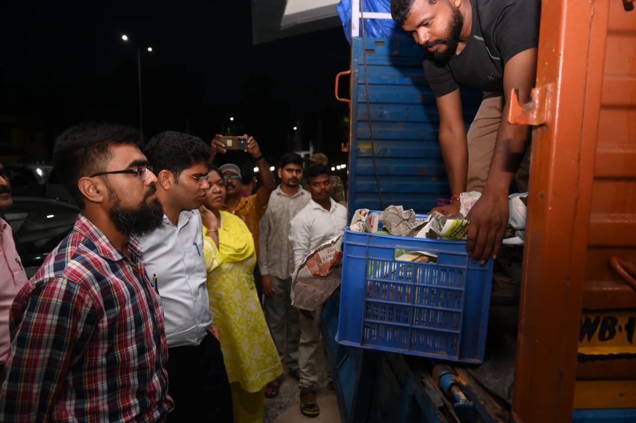 लोहरदगा के ग्रेड-ए आम्रपाली आम का स्वाद पहुंचेगा दुबई और इटली,उपायुक्त ने डेढ़ मीट्रिक टन आम की खेप को दिखाई हरी झंडी 1 WhatsApp Image 2026 06 14 at