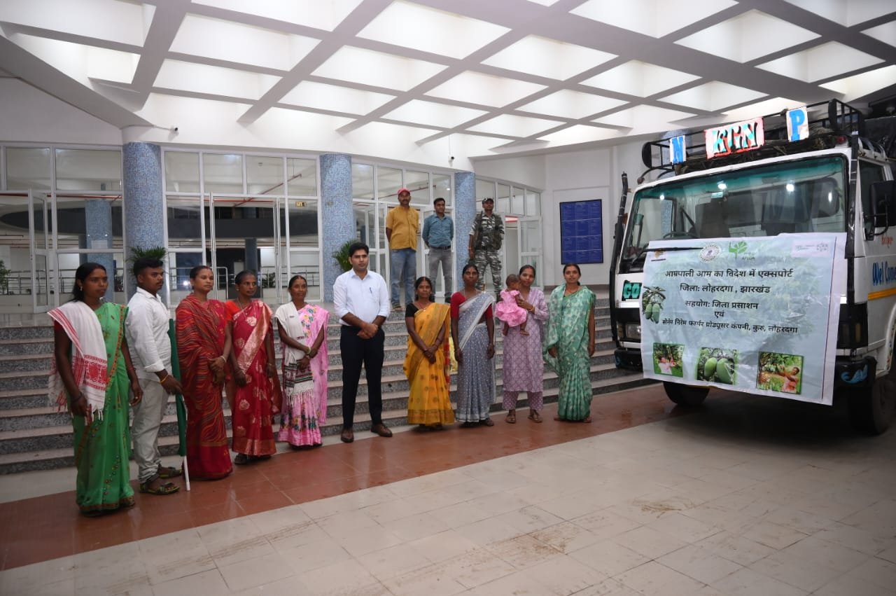 लोहरदगा के ग्रेड-ए आम्रपाली आम का स्वाद पहुंचेगा दुबई और इटली,उपायुक्त ने डेढ़ मीट्रिक टन आम की खेप को दिखाई हरी झंडी 4 WhatsApp Image 2026 06 14 at 8.53.17 PM