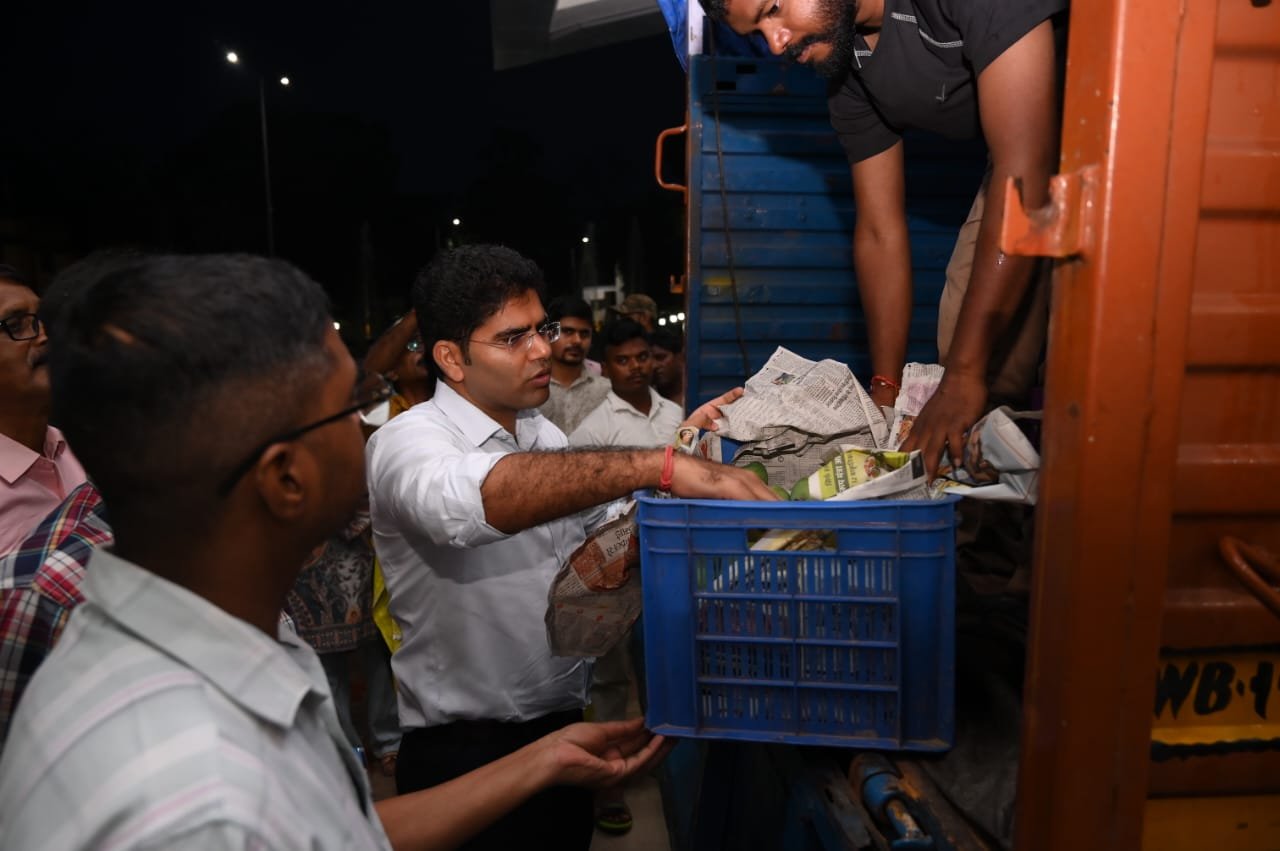 लोहरदगा के ग्रेड-ए आम्रपाली आम का स्वाद पहुंचेगा दुबई और इटली,उपायुक्त ने डेढ़ मीट्रिक टन आम की खेप को दिखाई हरी झंडी 5 WhatsApp Image 2026 06 14 at 8.53.19 PM