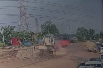 सरायकेला के चांडिल में ट्रक की चपेट में आने से युवक की मौत, VIDEO
