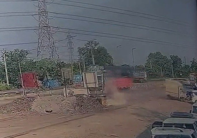 सरायकेला के चांडिल में ट्रक की चपेट में आने से युवक की मौत, VIDEO