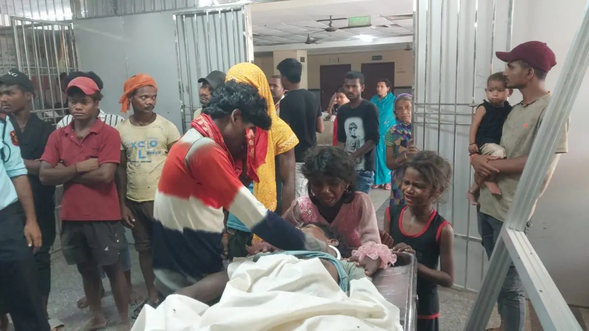 नालंदा में चलती बस में दौड़ा करेंट, पति-पत्नी की मौत, कई यात्री झुलसे 2 WhatsApp Image 2026 06 17 at 1 1