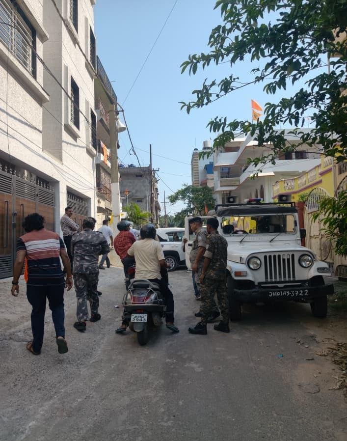 रांची में RSS कार्यालय पर फेंकी गई दो संदिग्ध बोतलें, पेट्रोल बम से हमले की कोशिश, पुलिस खंगाल रही हैं CCTV फुटेज 1 WhatsApp Image 2026 06 17 at 9.24.19 AM