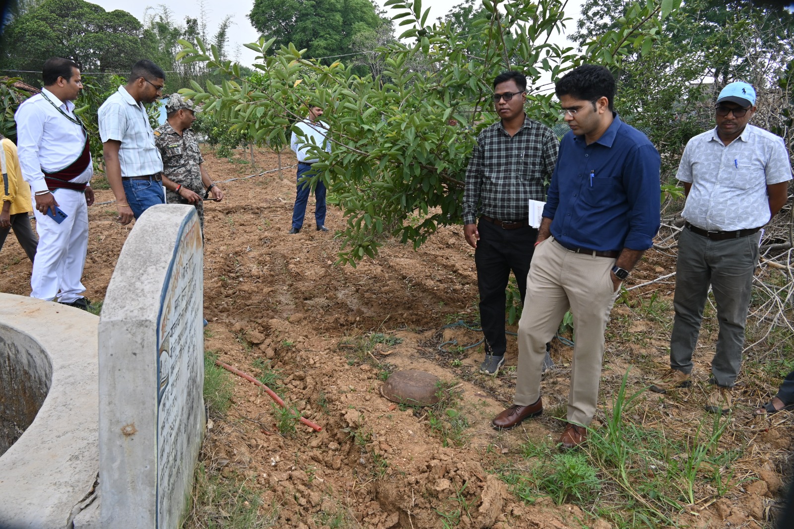 लोहरदगा के किस्को प्रखंड का दौरा कर DC ने स्कूल, गोबरधन संयंत्र, आम बागवानी, पंचायत भवन, मल्टीपर्पस सेंटर और खेल स्टेडियम का किया निरीक्षण, कहा- शिक्षा, खेल, कृषि और जनकल्याण योजनाओं में नहीं हो लापरवाही 3 WhatsApp Image 2026 06 18 at 8.39.47 PM