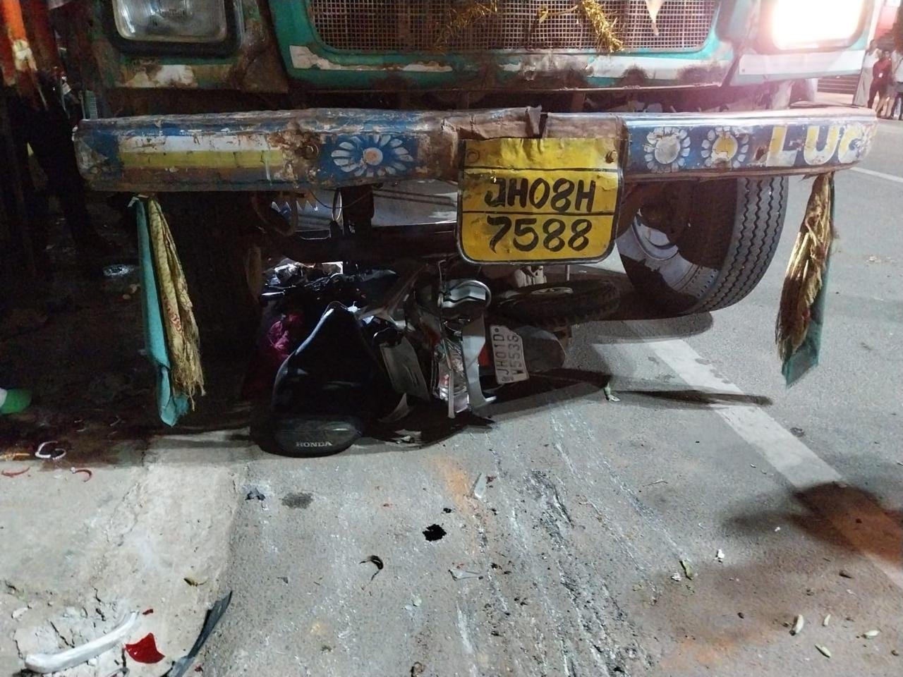 लोहरदगा में ट्रक ने तीन भाई-बहनों को रौंदा, दो की मौत, एक की हालत गंभीर, विवाह समारोह में शामिल होने जा रहे थे सभी 1 WhatsApp Image 2026 06 19 at 11.12.30 PM