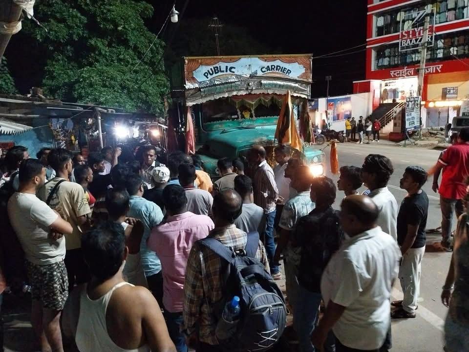 लोहरदगा में ट्रक ने तीन भाई-बहनों को रौंदा, दो की मौत, एक की हालत गंभीर, विवाह समारोह में शामिल होने जा रहे थे सभी 2 WhatsApp Image 2026 06 19 at 11.24.11 PM