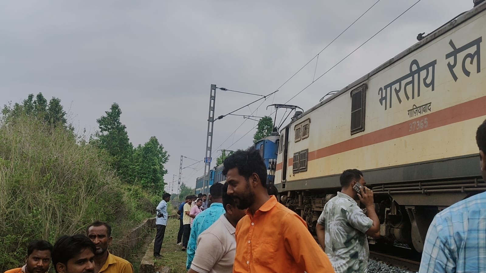 लोहरदगा-टोरी रेलखंड पर ट्रेन की चपेट में आए 12 मवेशी, सात की मौत, रेल परिचालन प्रभावित, ढाई घंटे बाद रवाना हुई ट्रेन 1 WhatsApp Image 2026 06 19 at 6.32.49 PM