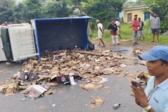 सरायकेला में शराब से लदी वैन पलटी, लूटने की मच गई होड़, VIDEO