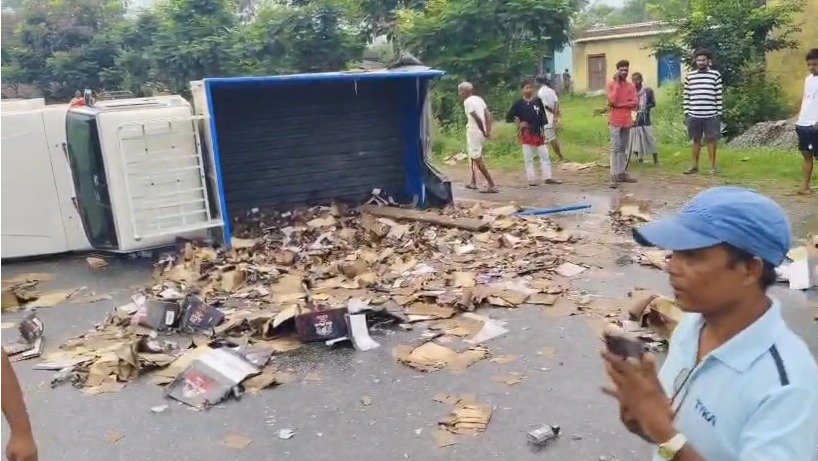 सरायकेला में शराब से लदी वैन पलटी, लूटने की मच गई होड़, VIDEO