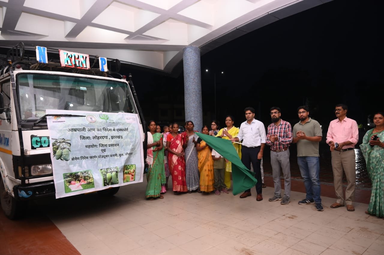 लोहरदगा के ग्रेड-ए आम्रपाली आम का स्वाद पहुंचेगा दुबई और इटली,उपायुक्त ने डेढ़ मीट्रिक टन आम की खेप को दिखाई हरी झंडी 2 WhatsApp Image