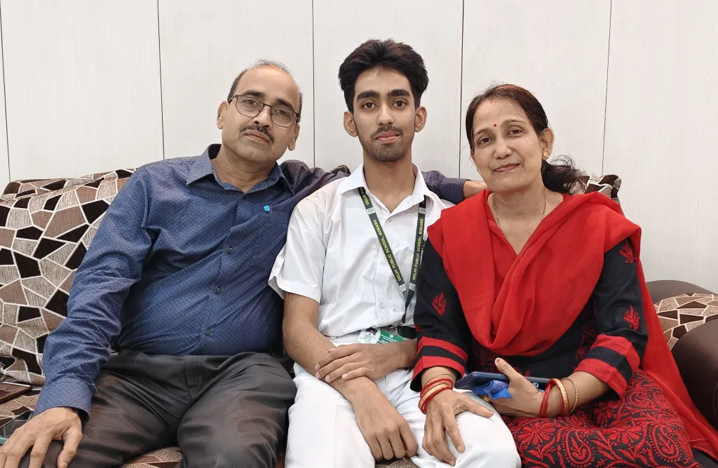 apne mata pita k sath aditya mishra