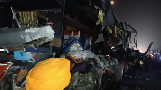 औरंगाबाद में भीषण सड़क हादसा, बोधगया से वाराणसी जा रही बस ट्रक से टकराई,3 पर्यटकों की मौत, 22 जख्मी