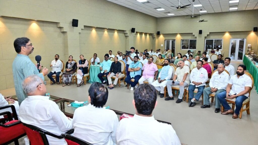 हेमंत सोरेन ने राज्यसभा चुनाव में वोटिंग से पहले विधायकों के साथ की बैठक, कांग्रेस ने जीत तय करने के लिए 6 सीनियर नेताओं को लगाया